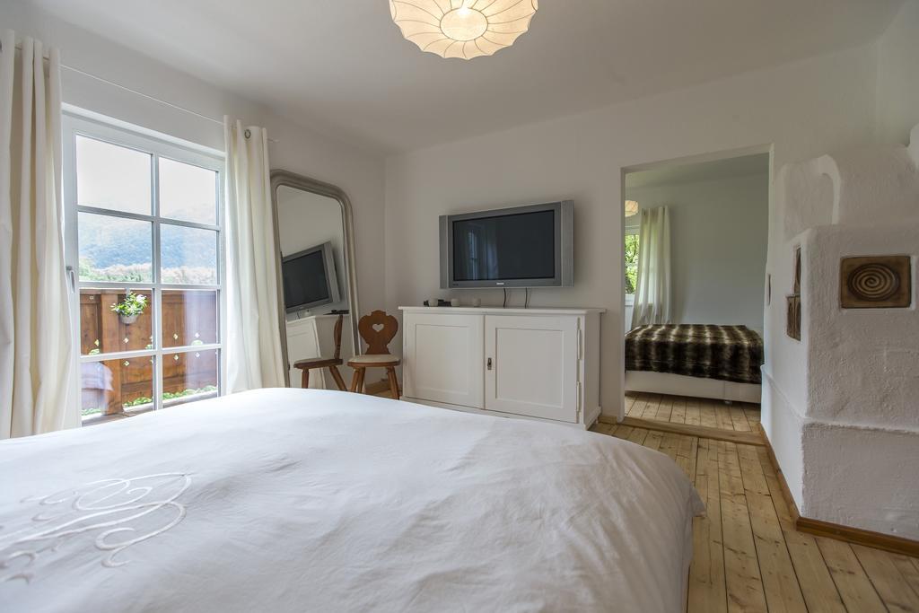 Forest Chalet, 15 Min To Salzburg Olt Town, And Most Beautiful Lakes, Secluded Location, 1,000 Sqm Garden, Mountainview, Panorama Sauna, Bath Whirlpool, Bbq&Bikes&Sunbeds For Free, Up To 10 P Golling an der Salzach Bilik gambar