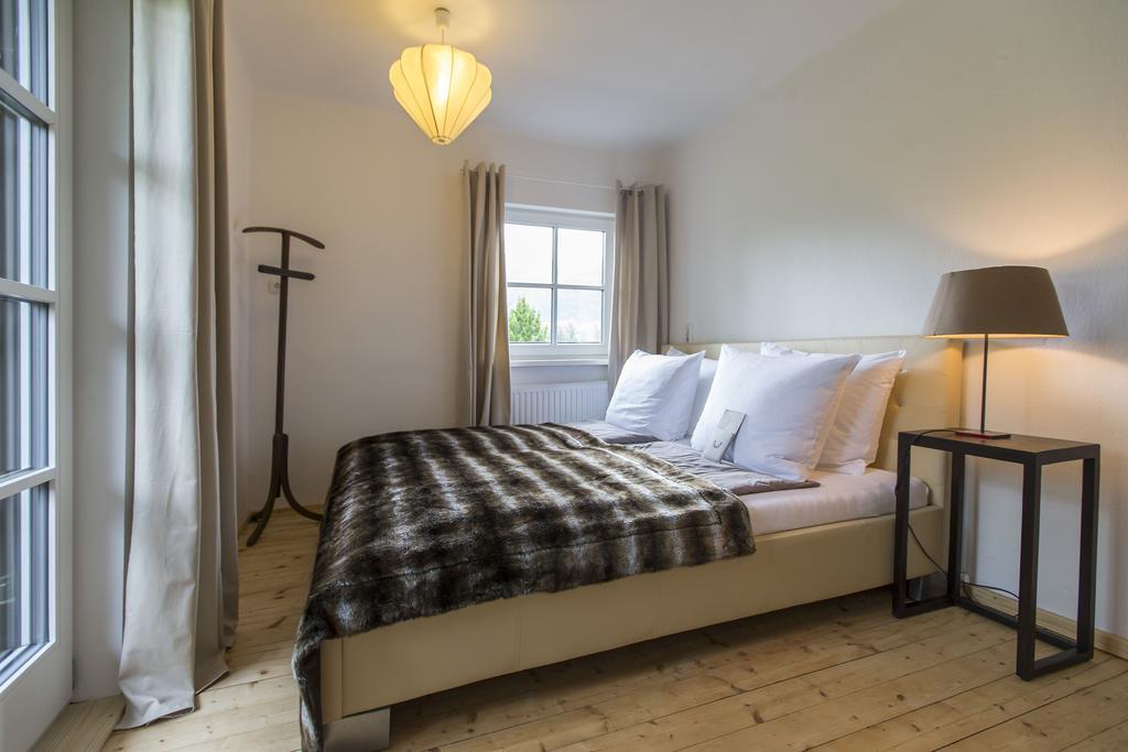 Forest Chalet, 15 Min To Salzburg Olt Town, And Most Beautiful Lakes, Secluded Location, 1,000 Sqm Garden, Mountainview, Panorama Sauna, Bath Whirlpool, Bbq&Bikes&Sunbeds For Free, Up To 10 P Golling an der Salzach Bilik gambar