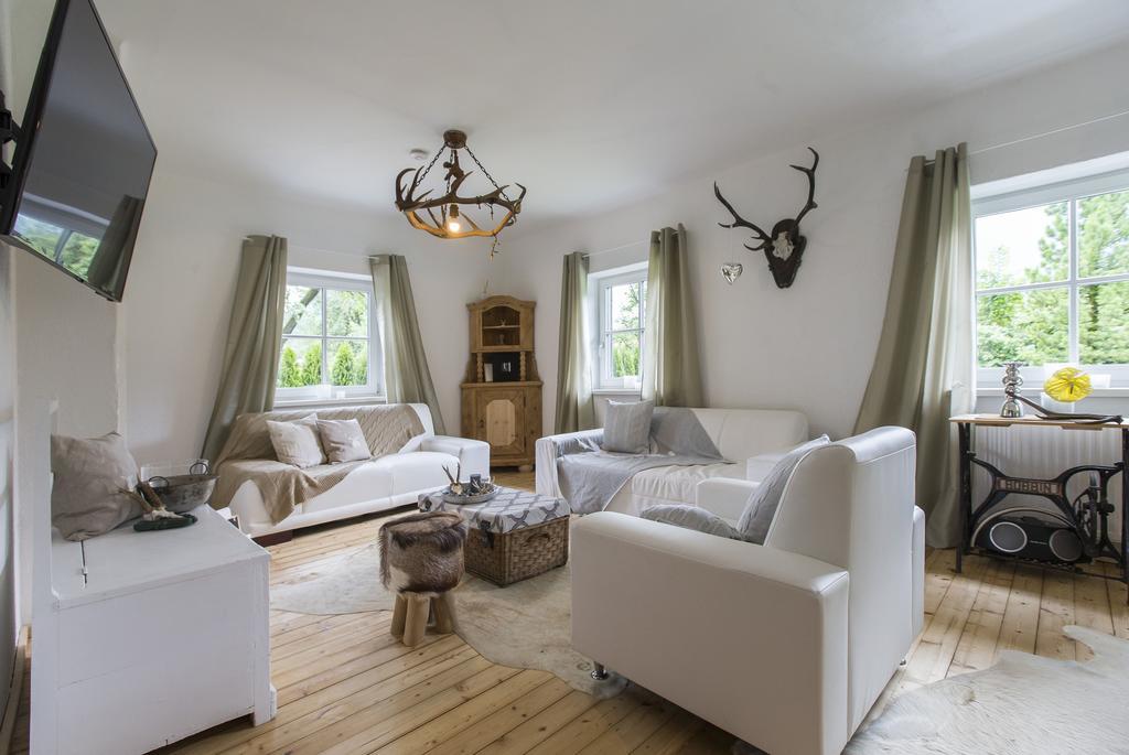 Forest Chalet, 15 Min To Salzburg Olt Town, And Most Beautiful Lakes, Secluded Location, 1,000 Sqm Garden, Mountainview, Panorama Sauna, Bath Whirlpool, Bbq&Bikes&Sunbeds For Free, Up To 10 P Golling an der Salzach Bilik gambar