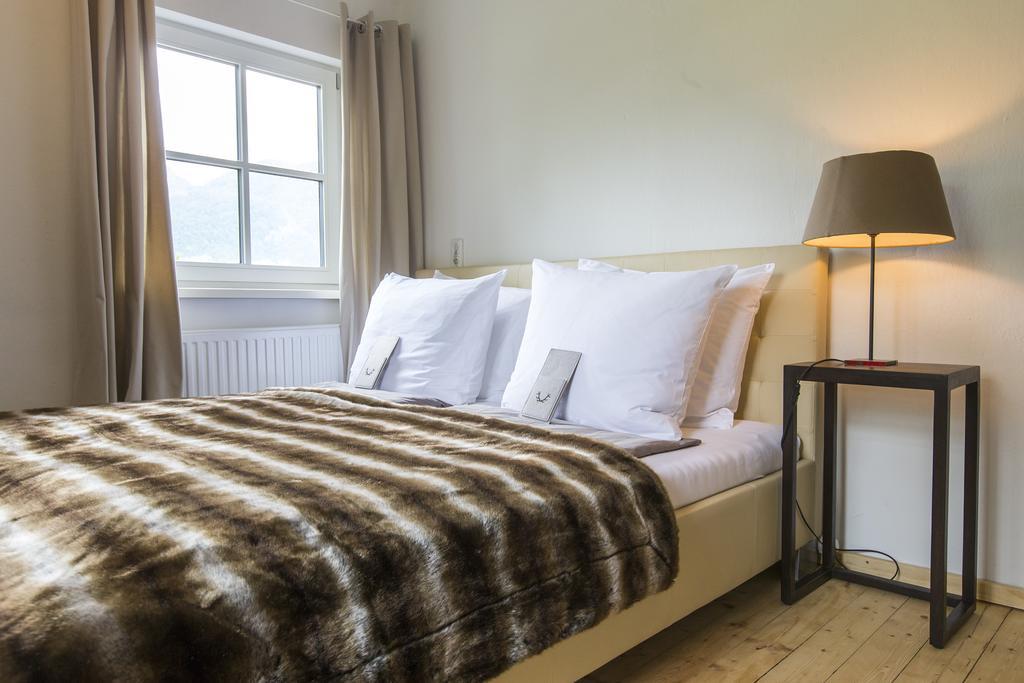 Forest Chalet, 15 Min To Salzburg Olt Town, And Most Beautiful Lakes, Secluded Location, 1,000 Sqm Garden, Mountainview, Panorama Sauna, Bath Whirlpool, Bbq&Bikes&Sunbeds For Free, Up To 10 P Golling an der Salzach Bilik gambar