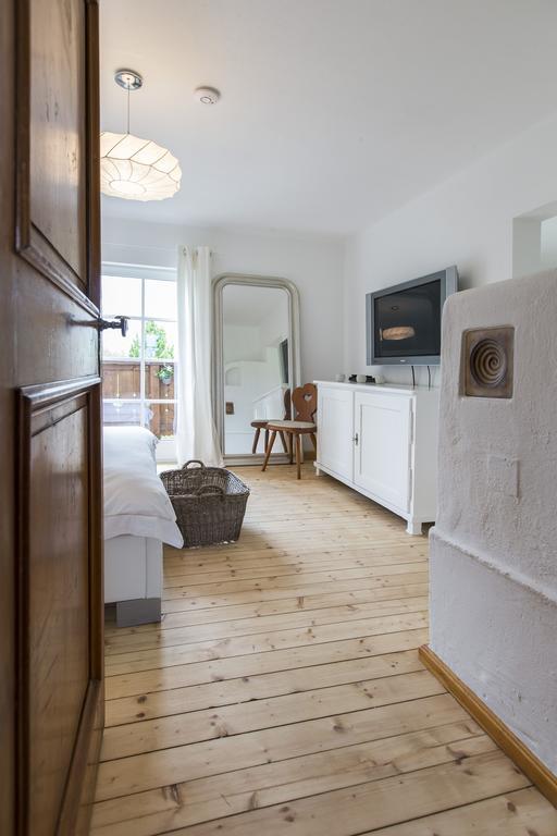 Forest Chalet, 15 Min To Salzburg Olt Town, And Most Beautiful Lakes, Secluded Location, 1,000 Sqm Garden, Mountainview, Panorama Sauna, Bath Whirlpool, Bbq&Bikes&Sunbeds For Free, Up To 10 P Golling an der Salzach Bilik gambar