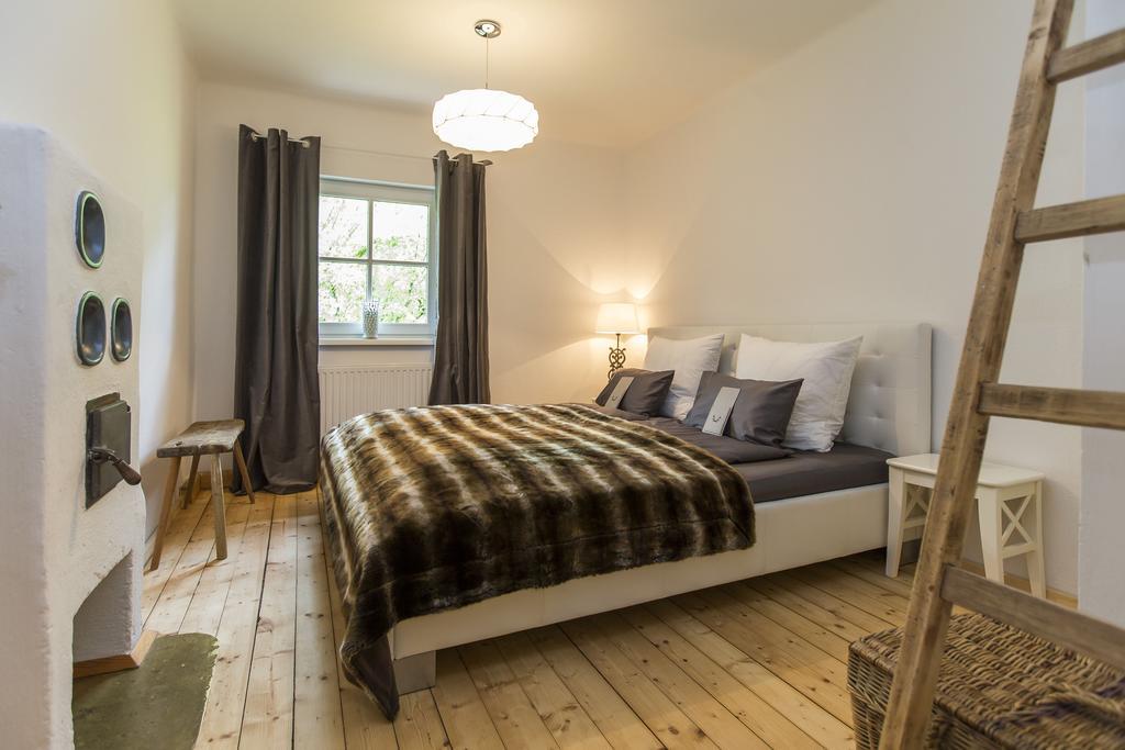 Forest Chalet, 15 Min To Salzburg Olt Town, And Most Beautiful Lakes, Secluded Location, 1,000 Sqm Garden, Mountainview, Panorama Sauna, Bath Whirlpool, Bbq&Bikes&Sunbeds For Free, Up To 10 P Golling an der Salzach Bilik gambar