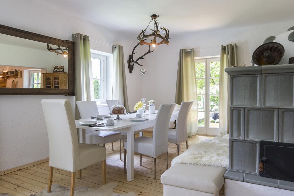 Forest Chalet, 15 Min To Salzburg Olt Town, And Most Beautiful Lakes, Secluded Location, 1,000 Sqm Garden, Mountainview, Panorama Sauna, Bath Whirlpool, Bbq&Bikes&Sunbeds For Free, Up To 10 P Golling an der Salzach Bilik gambar