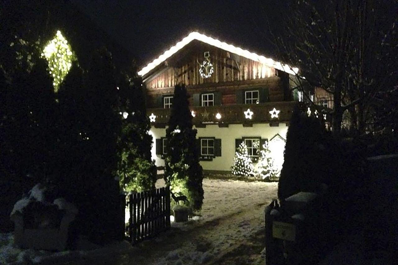 Forest Chalet, 15 Min To Salzburg Olt Town, And Most Beautiful Lakes, Secluded Location, 1,000 Sqm Garden, Mountainview, Panorama Sauna, Bath Whirlpool, Bbq&Bikes&Sunbeds For Free, Up To 10 P Golling an der Salzach Luaran gambar